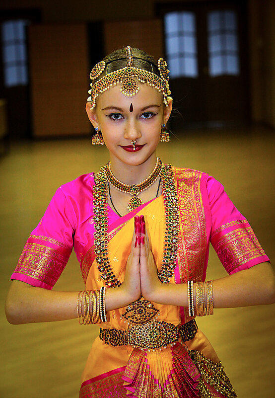 ИСПОЛНИТЕЛЬНИЦА ИНДИЙСКИХ ТАНЦЕВ. - Александр Дмитриев