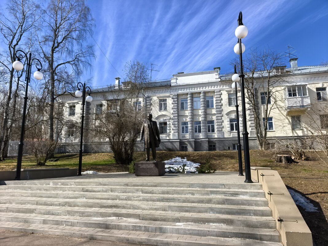 Памятник государственному деятелю РК И.П. Морозову - Виктор 