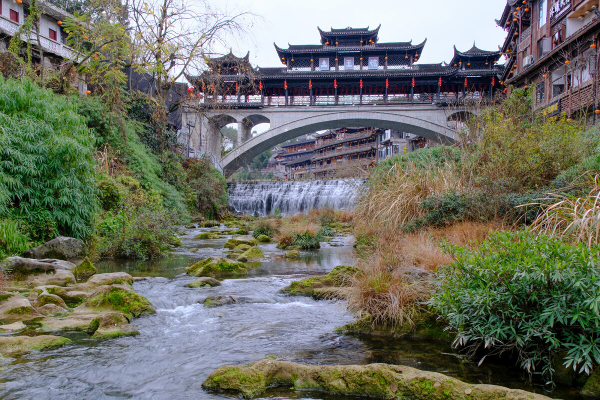 Дворец на мосту над рекой - Георгий А