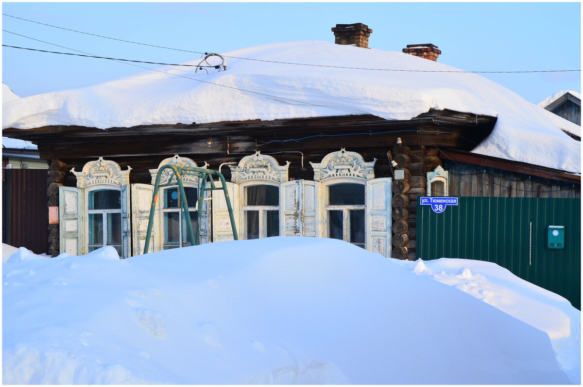 Со слов теперяшнего хозяина,в этом доме.в 1919 году  располагался штаб Колчака. - Михаил К