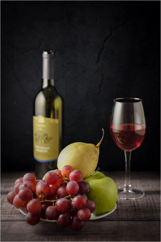 С фруктами и бокалом грузинского.... - Алексей Мезенцев