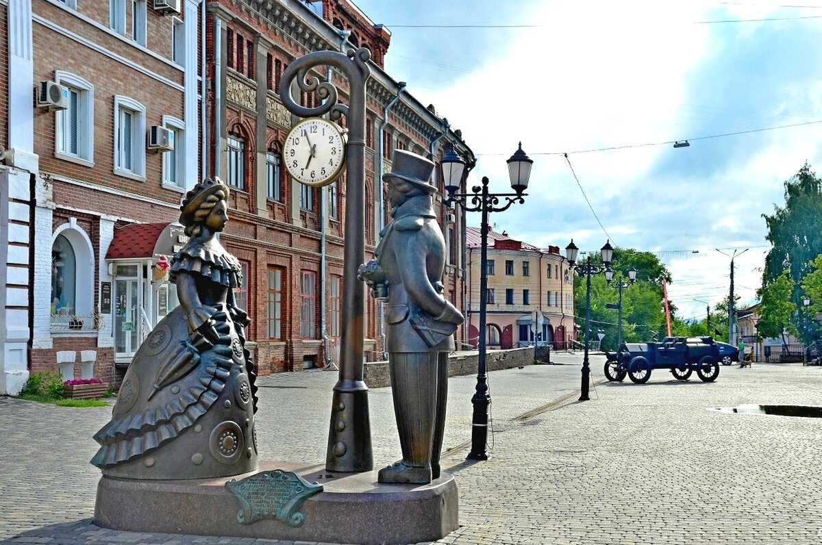 В 19,под часами. - Михаил К