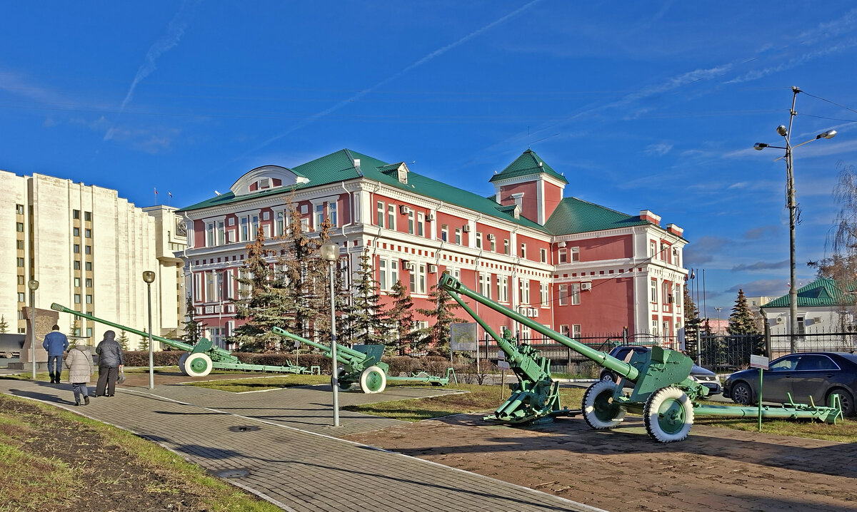 Администрация городского округа. Рядом музей военной техники. - ИРЭН@ .