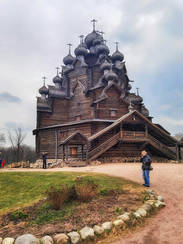 Покровский собор.  25 глав, крытых деревом. - Лилия *
