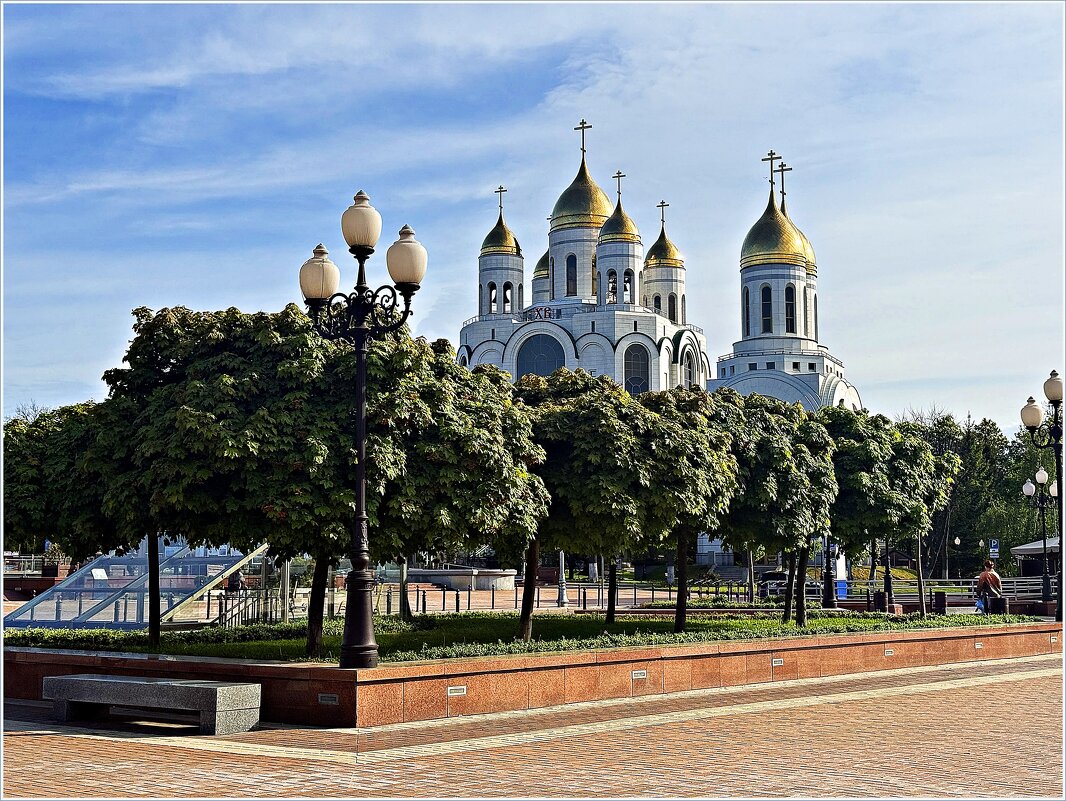 Весна в городе. Храм Христа Спасителя и часовня Петра и Февронии.и - Валерия Комова Весна в городе. Храм Христа Спасителя и часовня Петра и Февронии.и - Валерия Комова