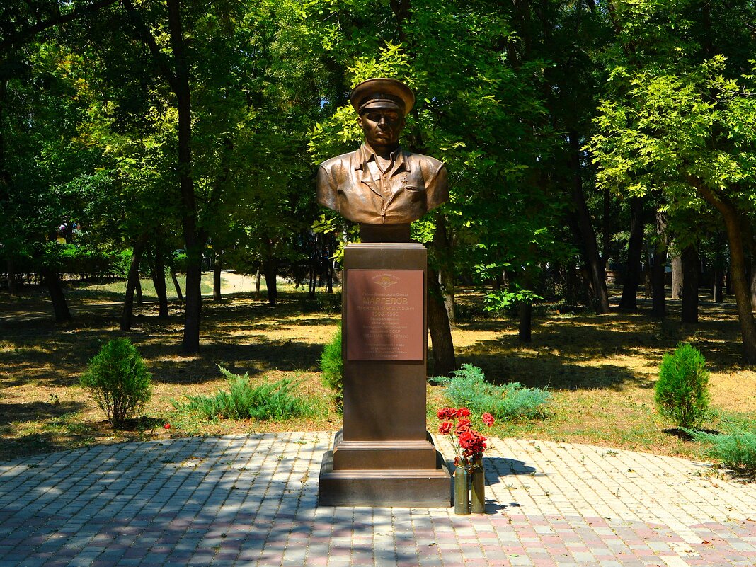 Феодосия. Памятник Василию Филипповичу Маргелову. - Пётр Чернега Феодосия. Памятник Василию Филипповичу Маргелову. - Пётр Чернега