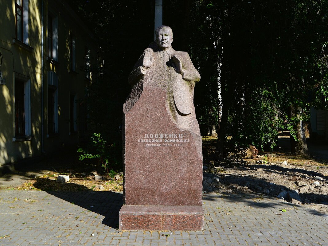Феодосия. Памятник Александру Романовичу Довженко. - Пётр Чернега Феодосия. Памятник Александру Романовичу Довженко. - Пётр Чернега