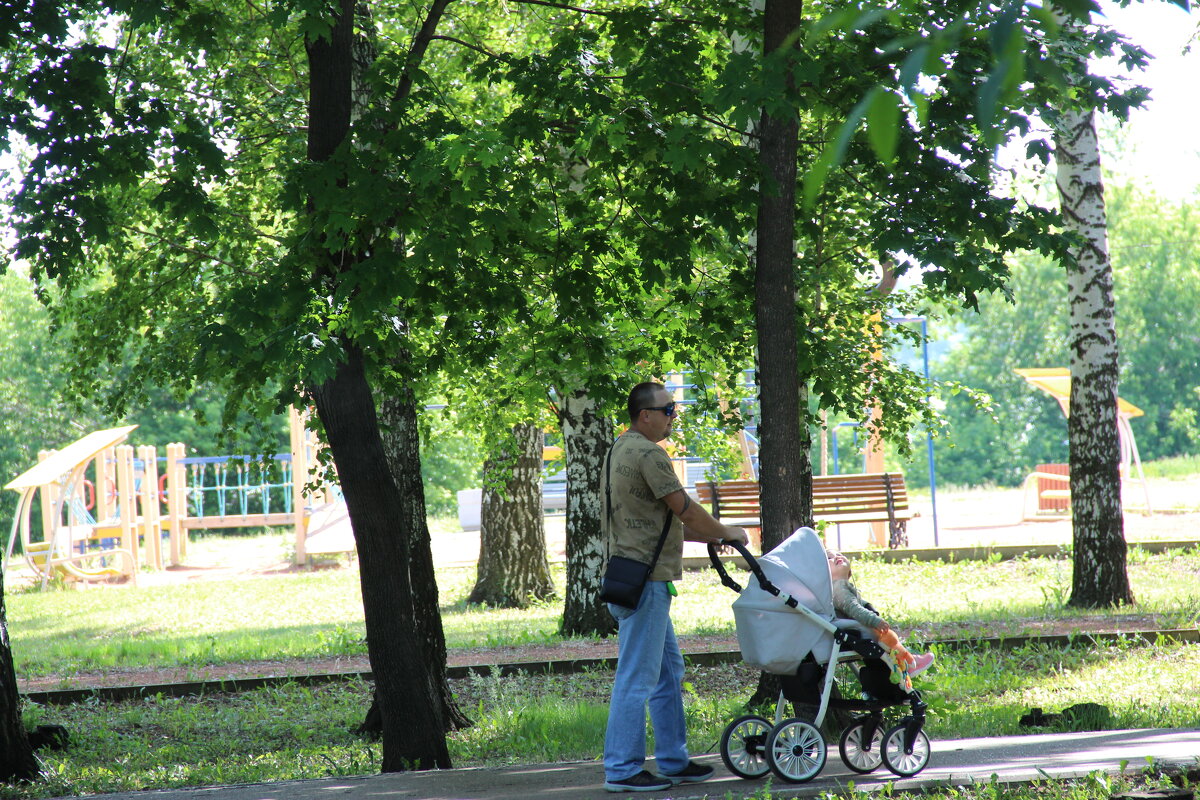 В парке - Венера Чуйкова В парке - Венера Чуйкова
