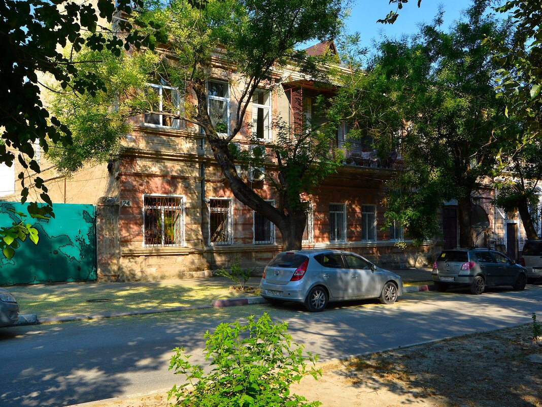 Феодосия. Дом по Адмиральскому бульвару 22. - Пётр Чернега Феодосия. Дом по Адмиральскому бульвару 22. - Пётр Чернега