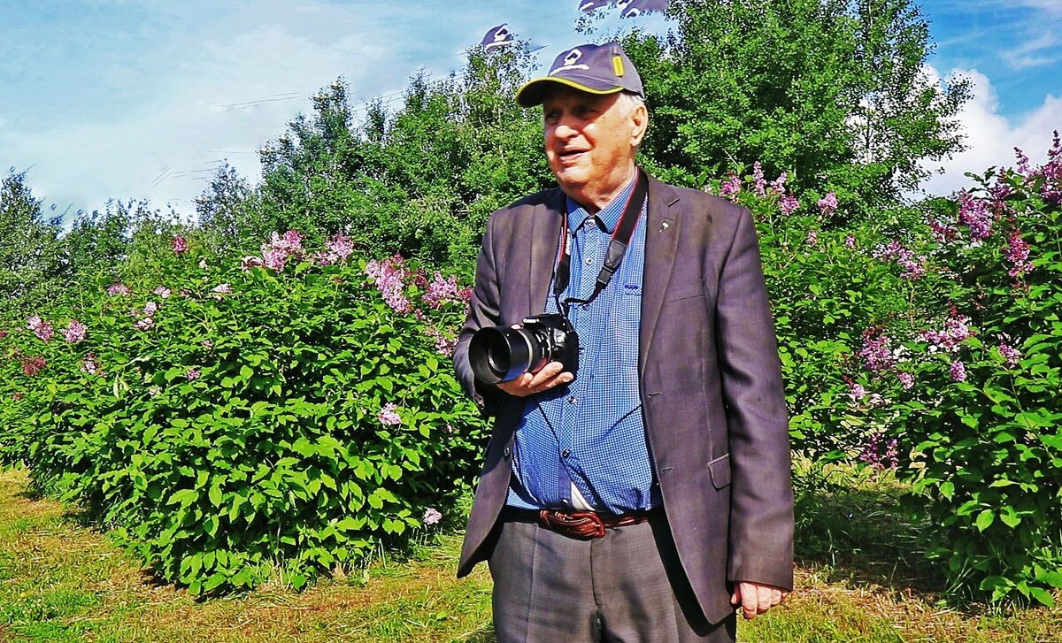 Мой фотопортрет на фоне цветущей сирени! - Владимир 