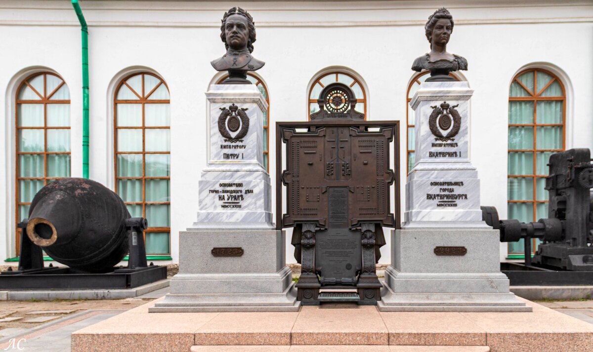Памятник Петру I и Екатерине I - Любовь Сахарова
