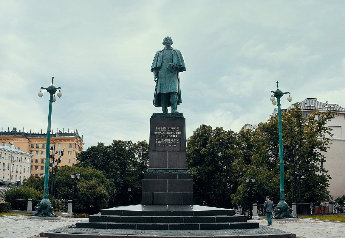 Памятник Н. В. Гоголю на Гоголевском бульваре. - Татьяна Помогалова Памятник Н. В. Гоголю на Гоголевском бульваре. - Татьяна Помогалова