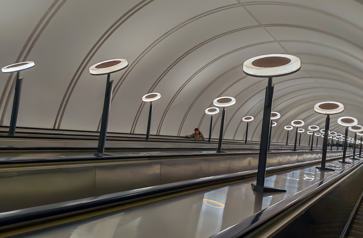 В метро - Дмитрий Иванов