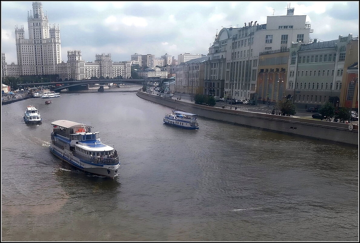 Вид с парящего моста парка "Зарядье".  Москва-река - Ольга Довженко