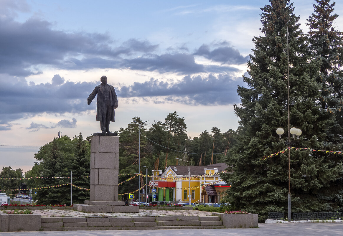 Солотчи. Площадь Ленина и Памятник Ленину - Сергей Цветков Солотчи. Площадь Ленина и Памятник Ленину - Сергей Цветков
