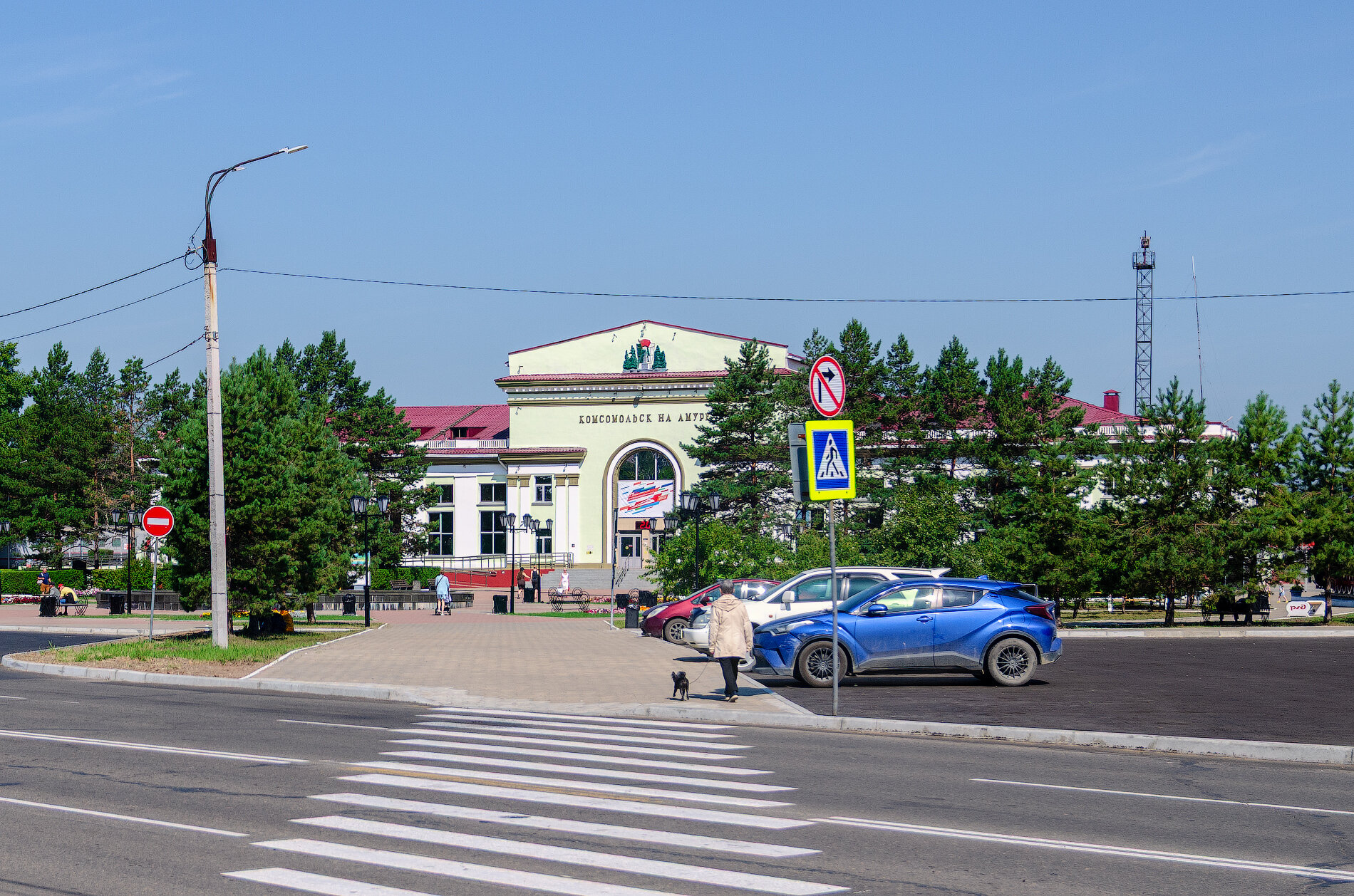На привокзальной площади :: Виктор Иванович Чернюк На привокзальной площади :: Виктор Иванович Чернюк