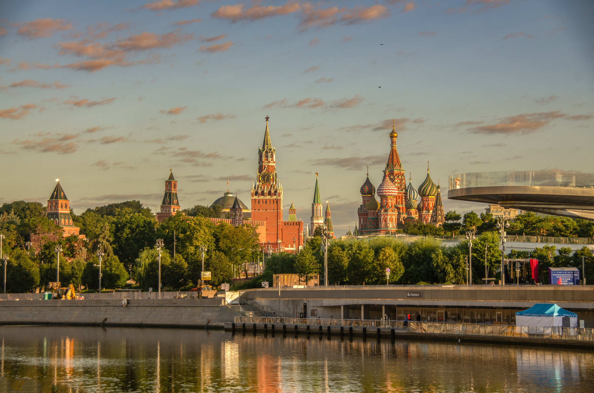Одна на мосту. :: Николай 
