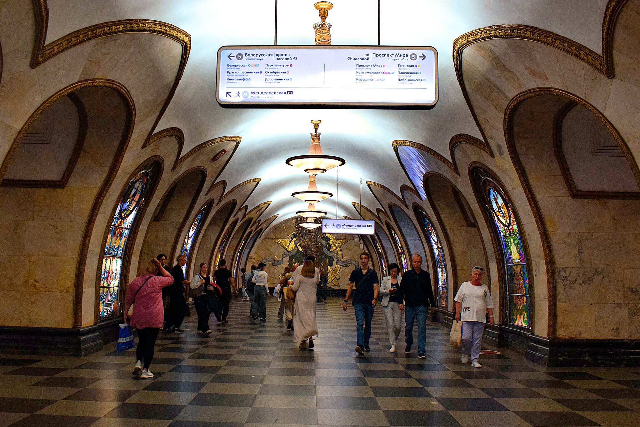 «Новослободская» — станция Кольцевой линии Московского метрополитена. :: Татьяна Помогалова «Новослободская» — станция Кольцевой линии Московского метрополитена. :: Татьяна Помогалова