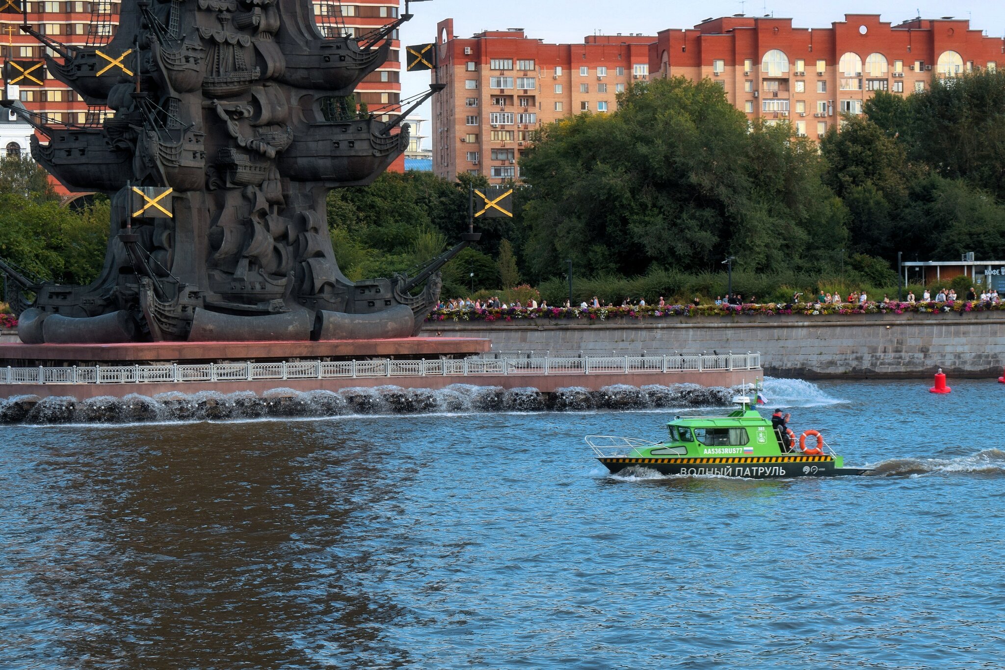 Водный патруль на Москве реке. :: Татьяна Помогалова Водный патруль на Москве реке. :: Татьяна Помогалова