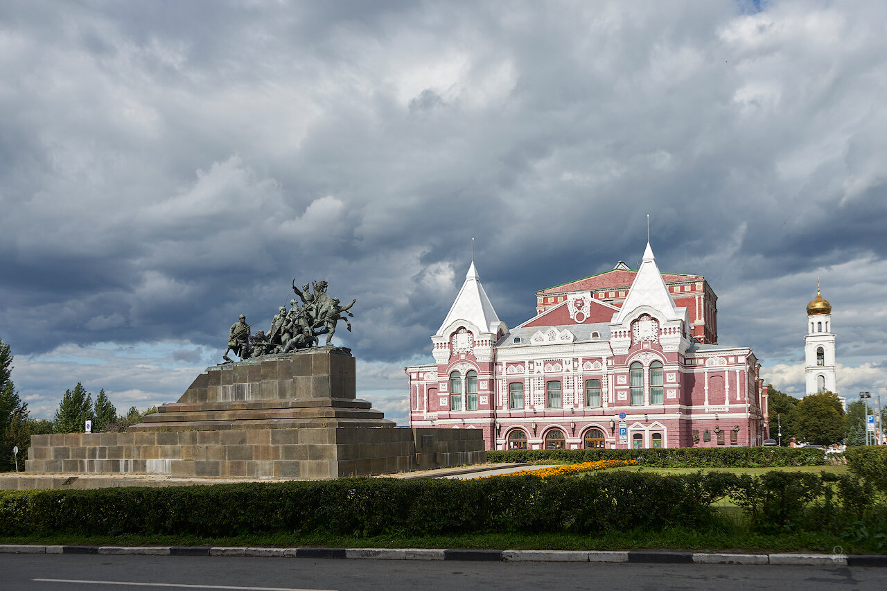 Самара. Памятник В.И.Чапаеву, Драмтеатр и колокольня Иверского монастыря :: Олег Манаенков Самара. Памятник В.И.Чапаеву, Драмтеатр и колокольня Иверского монастыря :: Олег Манаенков