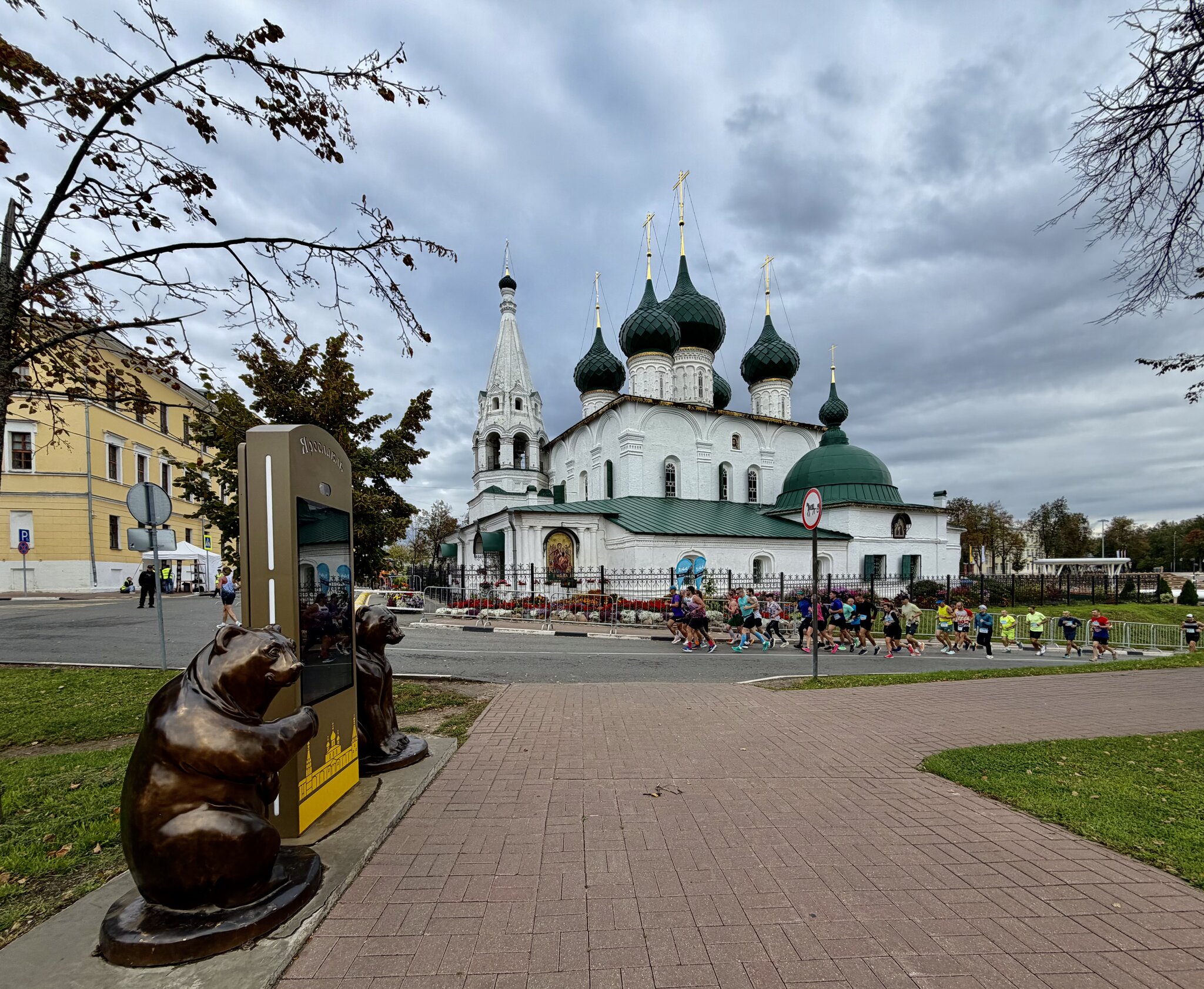 Ярославский забег. :: Любовь Броневицкая Ярославский забег. :: Любовь Броневицкая