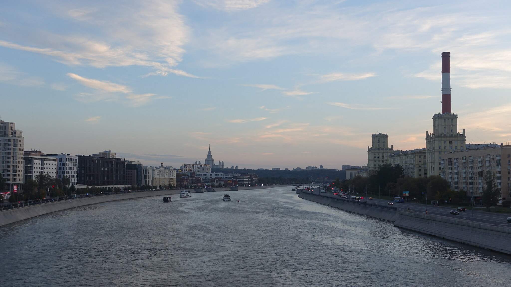 Вид на Москва-реку с моста Богдана Хмельницкого :: 4X_Pro Непразднующий Вид на Москва-реку с моста Богдана Хмельницкого :: 4X_Pro Непразднующий