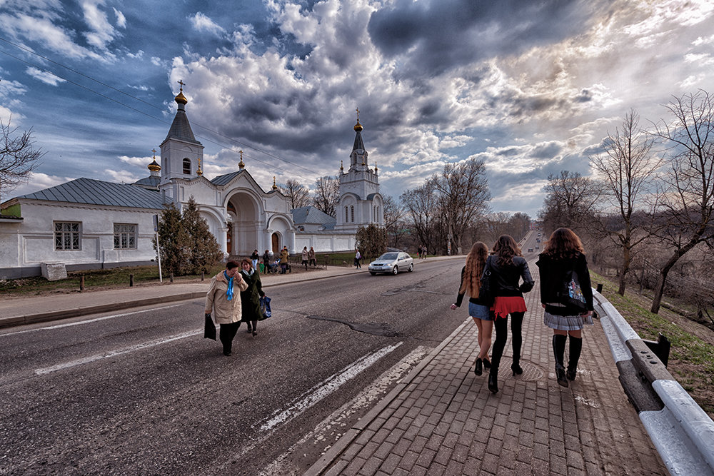 На главной улице городка - Анатолий Тимофеев