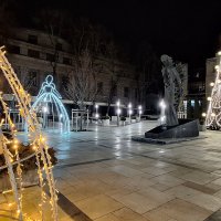 Кишинёв предновогодний. Сквер Эминеску. Справа на скамейке -  его возлюбленная Вероника Микле :: Леонид Школьный