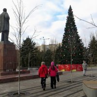 Каждый год в Аксае на площади Ленина Ильич любуется Новогодней городской ёлкой :: Татьяна Смоляниченко