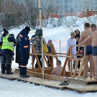 Крещенская вода все тревоги смывает, - счастливая пошла! :: Татьяна Лютаева