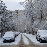 Заснеженный городской двор :: Александр Синдерёв