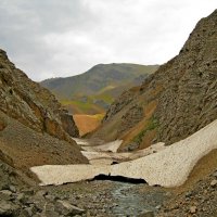 ГОРНАЯ ПРОГУЛКА, остатки лавин. :: Виктор Осипчук