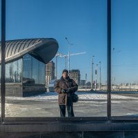 Селфи через стекло станции метро "Потапово" :: Валерий Иванович Селфи через стекло станции метро "Потапово" :: Валерий Иванович