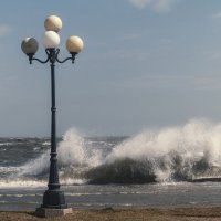 Осенний шторм в Керчи. :: Анатолий Щербак