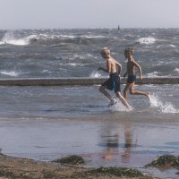 Осенний шторм в Керчи. :: Анатолий Щербак