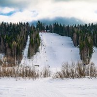 Ухта. Лыжно-сноубордная база отдыха "Снегири". На переднем плане - река Ухта :: Николай Зиновьев