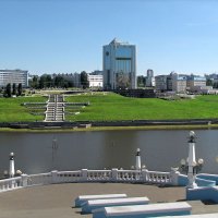 Вид со смотровой площадки на Чебоксарский залив и Новый Дом правительства :: Александр Ильчевский 