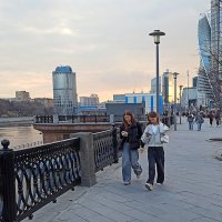 Прохожие на набережной :: svk * Прохожие на набережной :: svk *