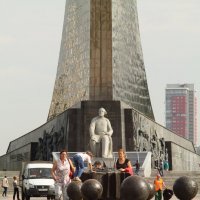 Летнее утро  в Москве у Памятника  покорителям космоса :: Олег Зоркий