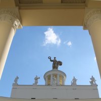 ВДНХ СССР, мирное синее небо... :: Олег Зоркий