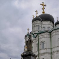 Памятник святителю Митрофану Воронежскому возле Благовещенского собора :: Татьяна Машошина