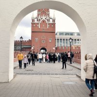Из Кутафьей башни к Троицким воротам. :: Татьяна Помогалова