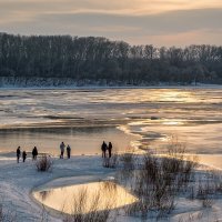 "Набирается силы весенней река..." :: Сергей Шатохин 