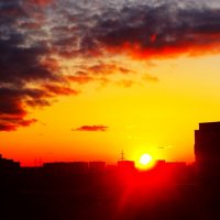 Яркий закат в городе :: Aida10 