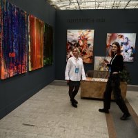 Люди на выставке :: Сергей Золотавин