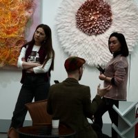 Люди на выставке :: Сергей Золотавин Люди на выставке :: Сергей Золотавин