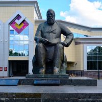 Чебоксары. Памятник Ивану Яковлевичу Яковлеву. :: Пётр Чернега Чебоксары. Памятник Ивану Яковлевичу Яковлеву. :: Пётр Чернега