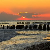 Солнце прячется за тучку :: Юрий. Шмаков