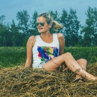 Деревенская девушка на сеновале :: Ksenia Kirsanova 