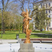 Скульптура,мальчик с рыбой :: Валентин Семчишин